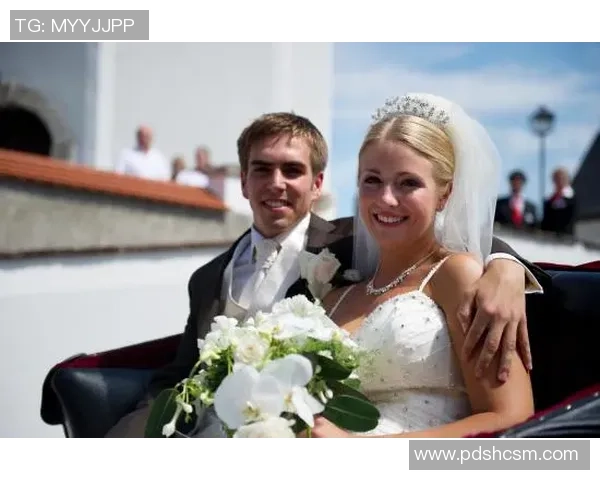 足球明星与爱妻甜蜜亲吻瞬间展现幸福生活的温馨画面